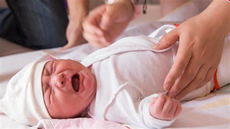 Yeni Doğan Bebeklerde Gaz Nasıl Çıkarılır?